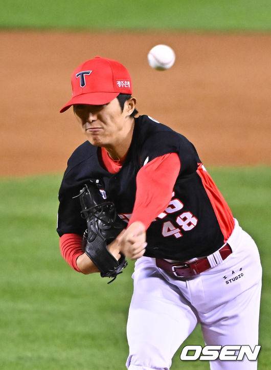 [OSEN=잠실, 박준형 기자] 20일 서울 송파구 잠실야구장에서 2026 신한 SOL KBO 준플레이오프 3차전 LG 트윈스와 KIA 타이거즈의 경기가 열렸다. 홈팀 LG는 카라스코, KIA는 시라카와를 선발투수로 내세웠다.7회말 2사 만루 실점 위기에서 KIA 이의리가 역투하고 있다.          2026.10.20 / soul1014@osen.co.kr