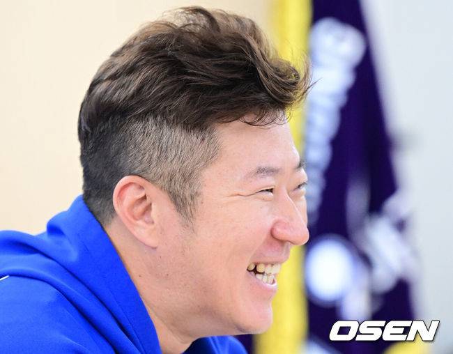 [OSEN=대구, 이대선 기자] 25일 대구 삼성라이온즈파크에서 ‘2026 신한 SOL KBO 플레이오프’&nbsp;1차전 삼성 라이온즈와 KIA 타이거즈의 경기가 열린다. 삼성은 크리스 페덱, KIA는 제임스 네일을 선발로 내세웠다.삼성 최형우가 미소짓고 있다. 2026.10.25 /sunday@osen.co.kr