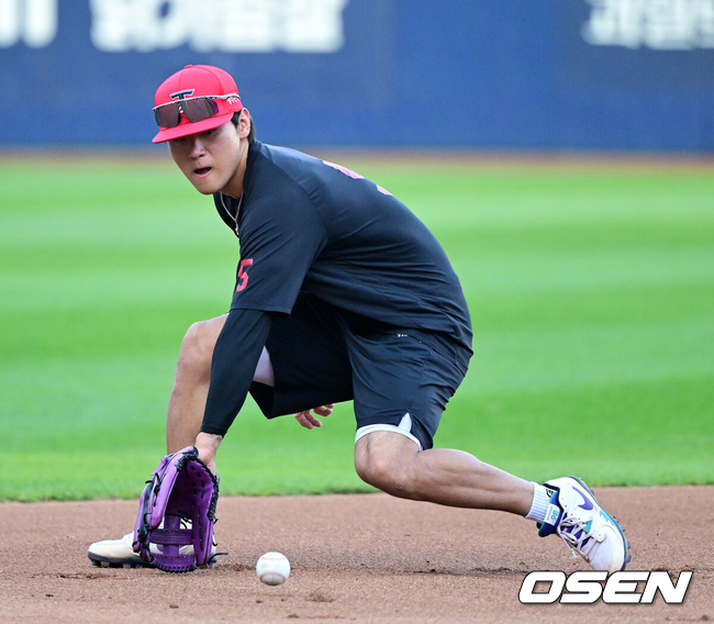[OSEN=대구, 지형준 기자] 26일 대구삼성라이온즈파크에서 2026 신한 SOL KBO 플레이오프 1차전 삼성 라이온즈와 KIA 타이거즈의 경기가 열렸다.비로 하루 미뤄진 가을야구, 선발 맞대결에는 변화가 없다. 삼성은 크리스 페덱, KIA는 제임스 네일이 나섰다.KIA 김도영이 훈련을 하고 있다. 2026.10.26 / jpnews@osen.co.kr