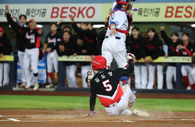 26일 대구 삼성라이온즈파크에서 열린 2026 신한 SOL KBO 포스트시즌 플레이오프 1차전 KIA 타이거즈와 삼성 라이온즈의 경기. 1회초 2사 주자 2루 상황에서 KIA 카스트로의 타격때 김도영이 홈으로 쇄도하고 있다. 연합뉴스