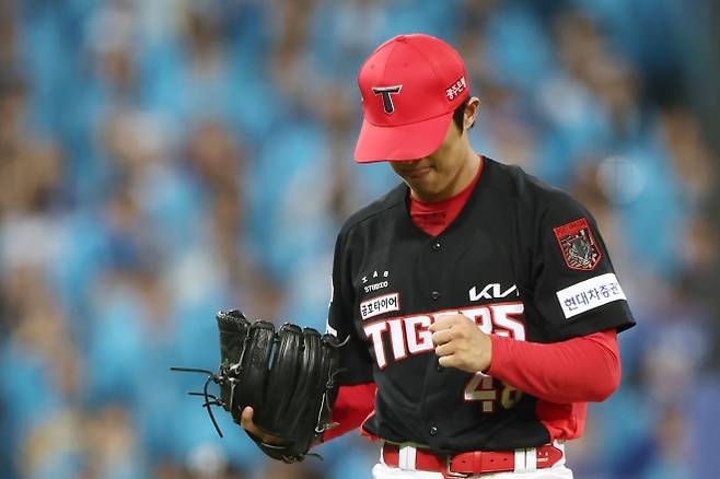 26일 대구 삼성라이온즈파크에서 열린 2026 KBO 포스트시즌 플레이오프 삼성 라이온즈 대 KIA 타이거즈 1차전. 6회 말을 무실점으로 마무리한 KIA 이의리가 더그아웃으로 향하고 있다. 2026.10.26        대구 연합뉴스