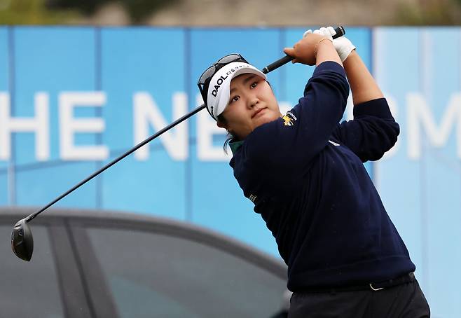 ▲ 유해란(사진)이 안방에서 열린 LPGA 투어 대회에서 뼈아픈 역전패를 당했다. 일본의 요시다 유리(위 사진)는 이틀 연속 쏟아진 비를 뚫고 생애 첫 LPGA 투어 우승을 차지했다. ⓒ연합뉴스