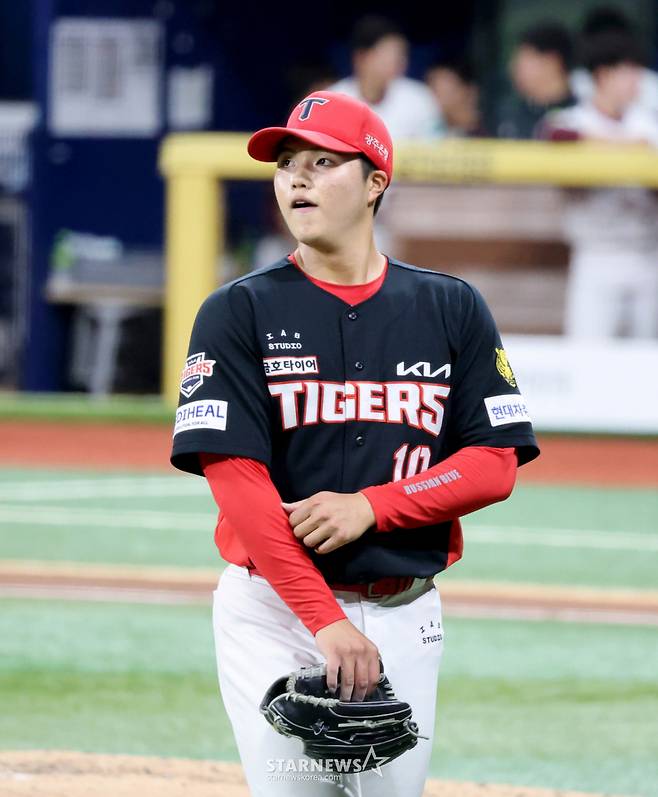 기아 선발투수 김태형이 26일 고척스카이돔에서 열리는 2026KBO리그 키움히어로즈와 기아타이거즈 경기 4회말 최주환을 1루수 앞 땅볼로 잡아내고 있다.  2026.05.26. /사진=강영조 cameratalks@