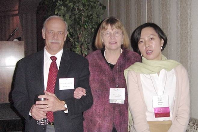 2004년 미국 골관절염 학회에서 김현아 교수 사진을 같이 찍은 사람은 골드링 코넬대 교수 부부이며 두 사람 모두 골관절염 대가라고 김 교수는 전했다. [본인 제공. 재판매 및 DB 금지]