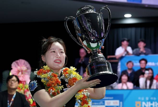 우승 트로피를 들어 올린 김보미 [PBA 제공. 재판매 및 DB 금지]