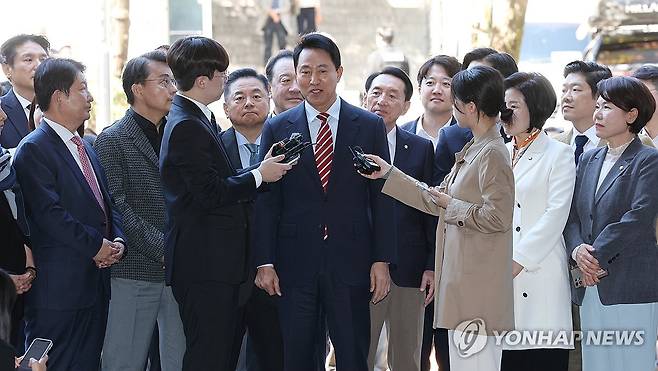 '운명의 날' 법정 향하는 오세훈 서울시장 (서울=연합뉴스) 김주형 기자 = 오세훈 서울시장이 서울시장직 유지 여부가 달린 '명태균 여론조사 대납 의혹' 항소심 선고일인 23일 서울 서초구 서울고법에 도착해 법정으로 향하며 취재진의 질문에 답변하고 있다. 2026.10.23 kjhpress@yna.co.kr