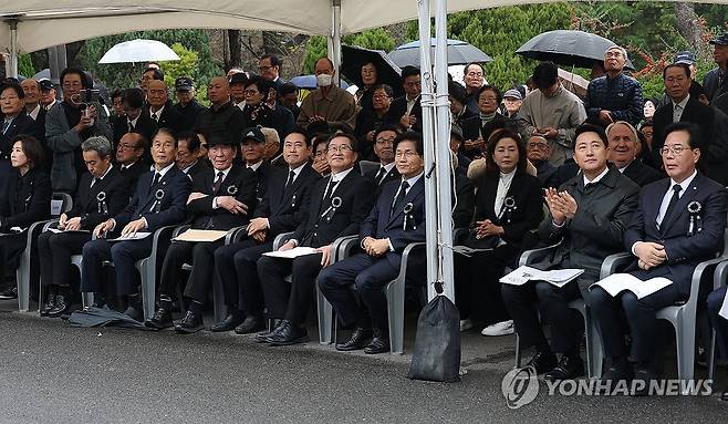 고 박정희 전 대통령 추모식 (서울=연합뉴스) 서대연 기자 = 26일 서울 동작구 국립서울현충원 고 박정희 전 대통령 묘역에서 열린 박 전 대통령 서거 46주기 추모식에서 국민의힘 장동혁 대표, 나경원 의원 등을 비롯한 참석자들이 박 전 대통령의 영상을 시청하고 있다. 2025.10.26 [공동취재] dwise@yna.co.kr