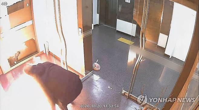 특허법인 사무실 입구 방화 (서울=연합뉴스) 경찰이 서울 강남구 역삼동 빌딩 두 곳에 불을 질러 19명을 다치게 한 피의자 A씨에 대한 신상공개를 검토 중이다. 
    사진은 A씨가 지난 20일 역삼동 한 빌딩에 위치한 특허법인 사무실 입구에 불을 지르고 있는 모습. 2026.10.26 [특허법인 측 제공. 재판매 및 DB 금지] photo@yna.co.kr