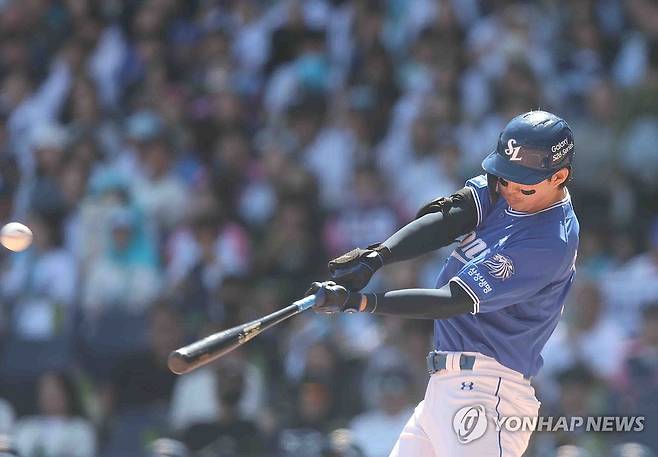 삼성 구자욱 홈런 (창원=연합뉴스) 김동민 기자 = 10일 경남 창원NC파크에서 열린 2026 KBO 프로야구 삼성 라이온즈와 NC 다이노스의 경기. 2회 초 2사 1루 상황 삼성 2번 구자욱이 홈런(2점)을 치고 있다. 2026.5.10 image@yna.co.kr