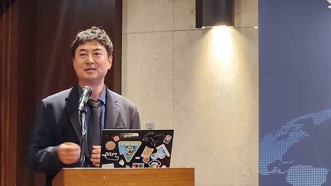 방혁준 쿤텍 대표이사는 이날 AI 전환(AX) 시대의 보안 환경 변화와 기업의 대응 과제를 설명하고, 평균 가시화 시간(MTTV·Mean Time to Visibility), 평균 탐지 시간(MTTD·Mean Time to Detect), 평균 대응 시간(MTTR·Mean Time to Respond)을 핵심 보안 지표로 제시했다. 이를 실현하기 위한 기술로 공급망 보안 솔루션 이지즈(AEZIZ), AI 에이전트 보안 플랫폼 애쉬(ASH), 데이터 보안 플랫폼 넥사(NEXA)를 소개했다. (사진=테크42)