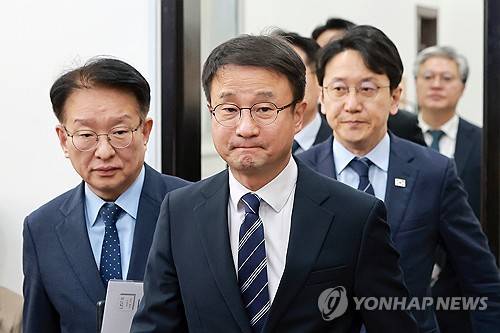 국감대책회의 참석하는 민주당 원내지도부(서울=연합뉴스) 신현우 기자 = 더불어민주당 한병도 원내대표 등 원내지도부가 27일 국회에서 열린 국정감사대책회의에 참석하고 있다. 2026.10.27 nowwego@yna.co.kr