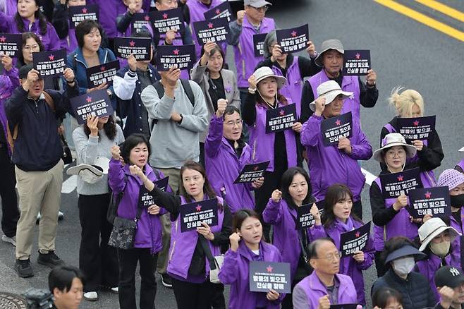 지난 24일 서울 지하철 6호선 이태원역 1번 출구 인근에서 열린 10·29 이태원참사 4대종교 추모 기도회가 끝난 뒤 유가족들을 비롯한 참석자들이 시민추모대회가 열리는 서울광장으로 행진하며 구호를 외치고 있다. (사진=연합뉴스)