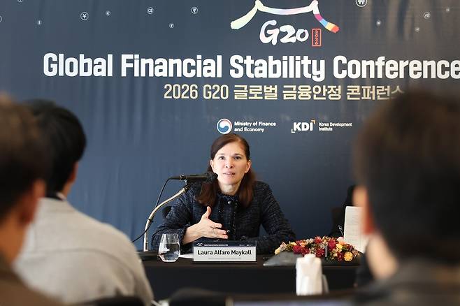 27일 로라 알파로 하버드대 경영대학원 교수 겸 미주개발은행(IDB) 수석이코노미스트가 서울 포시즌스 호텔에서 열린 '2026 G20 글로벌 금융안정 콘퍼런스' 기자회견에서 취재진의 질문에 답하고 있다. (KDI 제공)