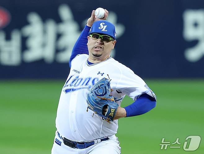 27일 오후 대구 삼성라이온즈파크에서 열린 프로야구 2026 신한 SOL KBO 포스트시즌 플레이오프 1차전 KIA 타이거즈와 삼성 라이온즈의 경기, 삼성 선발 후라도가 역투하고 있다. 2026.10.27 ⓒ 뉴스1 공정식 기자