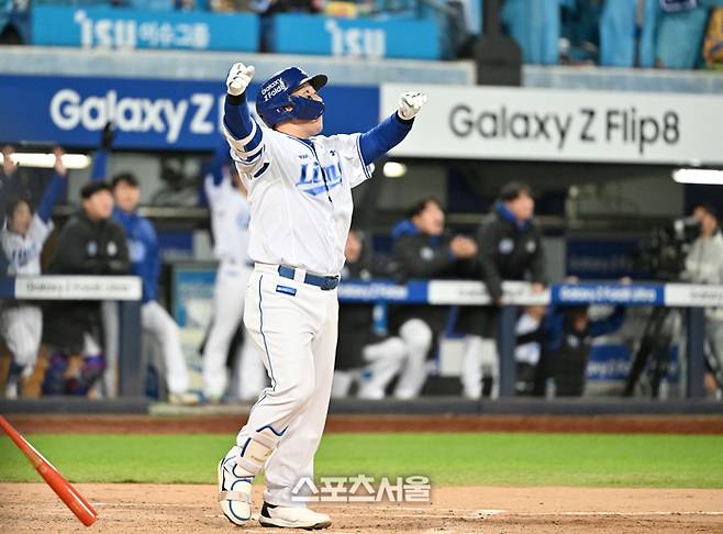 삼성 최형우가 27일 대구 삼성라이온즈파크에서 열린 KIA와의 2026 KBO 포스트시즌 플레이오프 2차전 7회말 1사 우월홈런을 날린 후 타구를 쳐다보고 있다. 대구 | 최승섭기자 thunder@sportsseoul.com