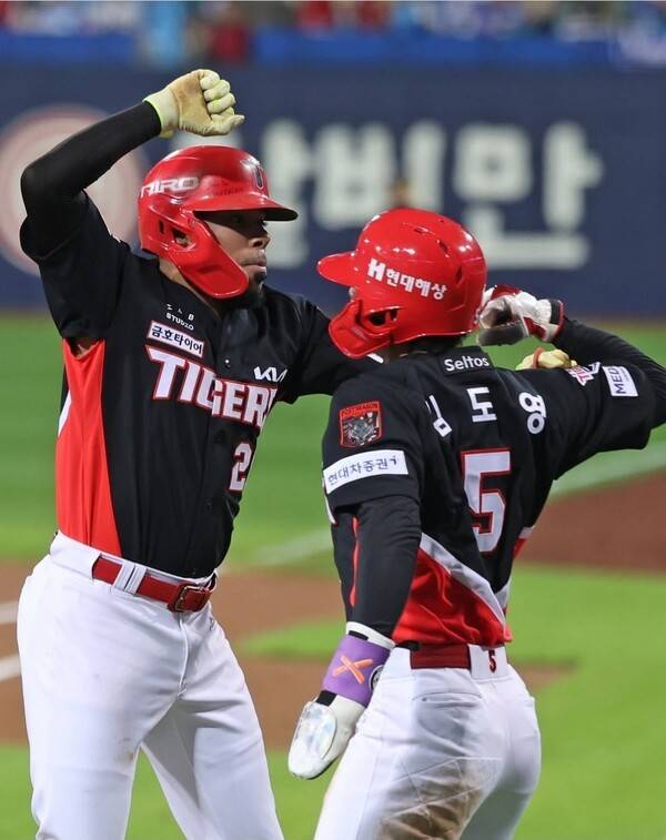 26일 KIA가 대구 삼성라이온즈파크에서 열린 2026 신한 SOL KBO리그 포스트시즌 플레이오프(5전 3선승제) 1차전에서 삼성을 5대1로 꺾었다. (26일 대구 수성구 삼성라이온즈파크에서 열린 2026 신한 SOL KBO 포스트시즌 플레이오프 1차전 KIA 타이거즈와 삼성 라이온즈 경기, 3회 초 2사 주자 1루 기아 카스트로가 2점 홈런을 친 뒤 홈인해 김도영과 기뻐하고 있다). /사진=기아 타이거즈