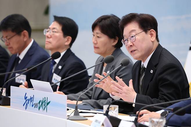 이재명 대통령이 26일 청와대 영빈관에서 열린 '농어민과의 대화'에서 발언을 하고 있다. 대통령 옆쪽으로 송미령 농식품부 장관과 황종우 해수부 장관./뉴시스