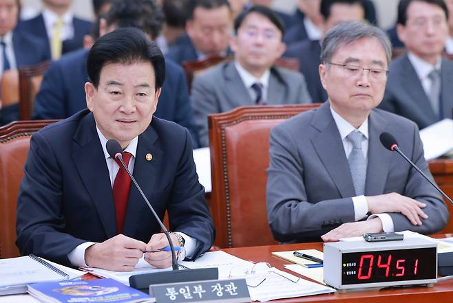 정동영 통일부 장관이 27일 국회 외교통일위원회에서 열린 외교부, 통일부 등에 대한 종합감사에서 외통위원 질의에 답하고 있다. 연합뉴스