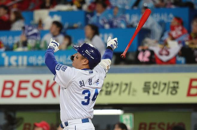 포스트시즌 최고령 홈런 기록을 세운 최형우. ⓒ 연합뉴스