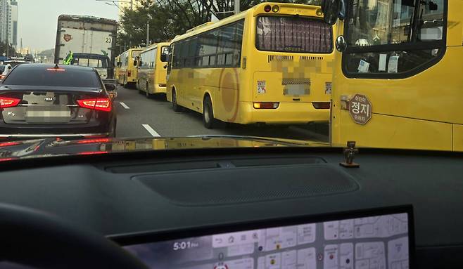 지난 17일 오후 5시께, 인천 연수구 송도동 컨벤시아교 방면 도로. 평일뿐 아니라 주말에도 대형 학원버스들이 주정차 금지 구역인 가장자리 한 차로를 줄지어 차지하고 있다. 독자 제공