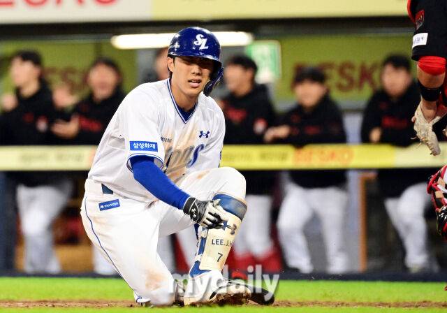 26일 오후 대구삼성라이온즈파크에서 진행된 '2026 신한 SOL KBO리그 포스트시즌' KIA 타이거즈와 삼성 라이온즈와의 플레이오프 1차전 경기. 삼성 이재현이 5회말 2사 1루에서 정해영에게 삼진을 당하고 있다./대구=곽경훈 기자