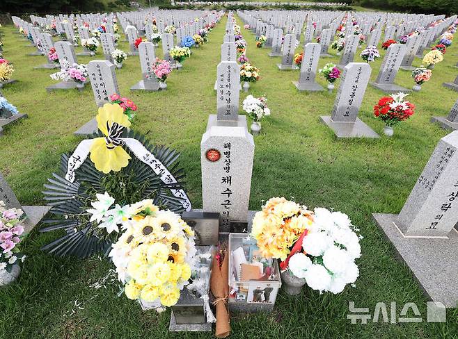 [대전=뉴시스] 배훈식 기자 = 故 채수근 해병 3주기를 사흘 앞둔 지난 7월 16일 오후 대전 유성구 국립대전현충원 채 해병 묘역에 꽃이 놓여있다. 채 해병은 지난 2023년 7월 경북 예천군 내성천에서 당시 임성근 해병대 1사단장의 무리한 수중 수색 지시로 급류에 휩쓸려 순직했다. 2026.10.27. dahora83@newsis.com