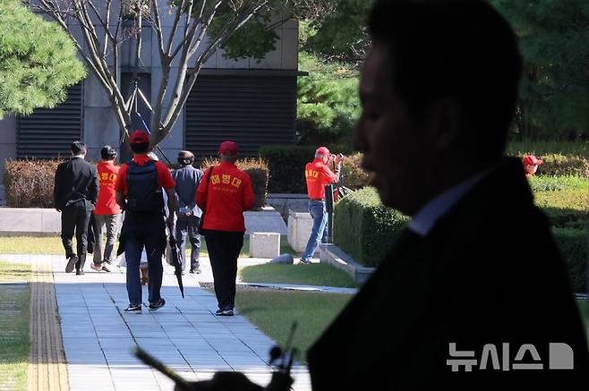 [서울=뉴시스] 조성우 기자 = '채상병 순직 사건'의 책임자로 지목된 임성근 전 해병대 1사단장의 상고심에서 징역 3년이 확정된 27일 서울 서초구 대법원에서 해병대예비역연대 회원들이 법정을 나서고 있다. 2026.10.27. xconfind@newsis.com