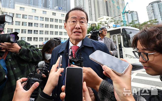 [대구=뉴시스] 이무열 기자 = 홍준표 전 대구시장이 27일 오전 대구 수성구 대구지방법원에서 측근 A씨의 구속 전 피의자 심문(영장실질심사)에 변호인으로 참석해 취재진의 질문에 답하고 있다. 2026.10.27. lmy@newsis.com