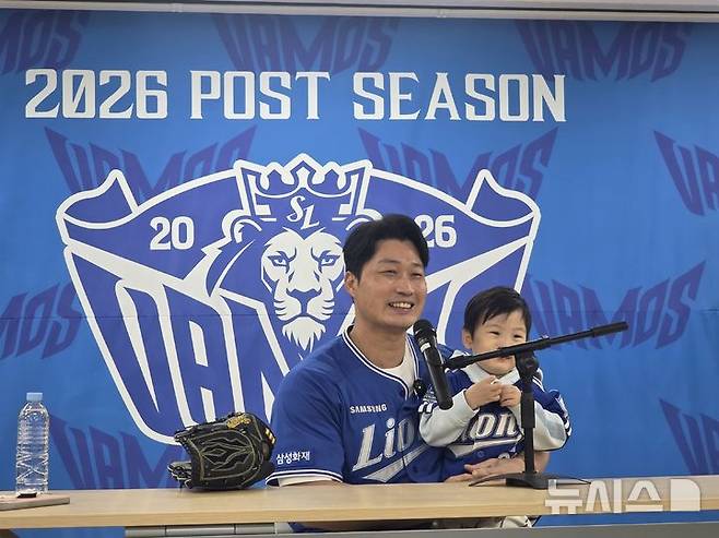 [대구=뉴시스] 김희준 기자 = 오승환이 27일 대구 삼성라이온즈파크에서 열린 삼성 라이온즈와 KIA 타이거즈의 2026 신한 쏠 KBO 포스트시즌 플레이오프 2차전을 앞두고 시구를 한 뒤 아들 서준군과 함께 인터뷰를 하고 있다. 2026.10.27jinxijun@newsis.com