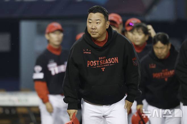 [서울=뉴시스] 최동준 기자 = 20일 서울 잠실야구장에서 열린 2026 KBO 포스트시즌 준플레이오프 LG 트윈스와 KIA 타이거즈의 3차전 경기에서 13-1로 승리한 KIA 이범호 감독이 LG 선수단을 향해 인사하고 있다. 2026.10.20. photocdj@newsis.com