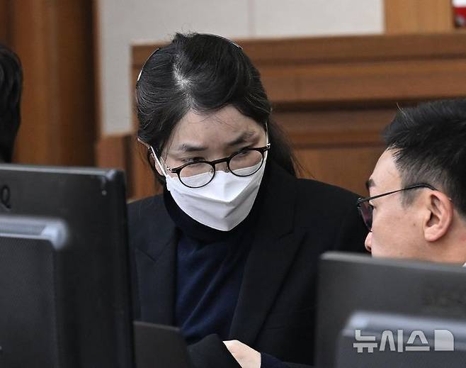 [서울=뉴시스] 사진공동취재단 = 도이치모터스 주가조작과 명태균 공천개입, 통일교 청탁·뇌물 수수 의혹 혐의 등으로 구속기소 된 김건희 씨가 3일 서울 서초구 서울중앙지방법원에서 열린 자본시장법 위반 혐의 결심 공판에 출석해 변호인과 대화하고 있다. 2025.12.03. photo@newsis.com
