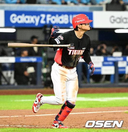 [OSEN=대구, 이대선 기자] 26일 대구삼성라이온즈파크에서 2026 신한 SOL KBO 플레이오프 1차전 삼성 라이온즈와 KIA 타이거즈의 경기가 열렸다.비로 하루 미뤄진 가을야구, 선발 맞대결에는 변화가 없다. 삼성은 크리스 페덱, KIA는 제임스 네일이 나섰다.8회초 무사에서 KIA 김도영이 중월 2루타를 치고 타구를 바라보고 있다. 2026.10.26 /sunday@osen.co.kr