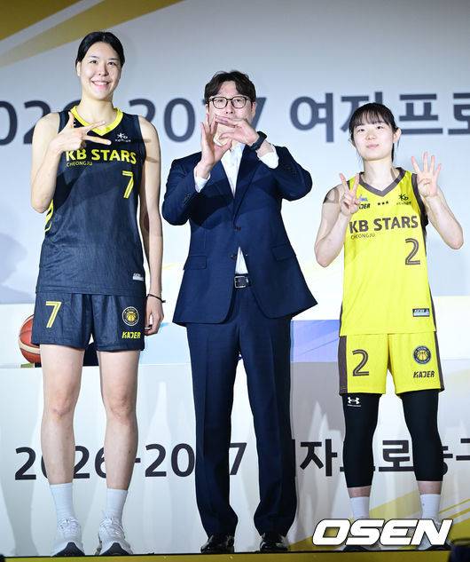 [OSEN=최규한 기자] 27일 오후 서울 청담동 리베라호텔에서 ‘KB스타뱅킹 2026-2027 여자프로농구’ 개막 미디어데이가 열렸다.2026-27시즌 여자프로농구는 오는 11월 1일 개막한다. 각 팀당 35경기씩 소화하는 대장정이 펼쳐진다.KB스타즈 김완수 감독과 주장 박지수, 허예은이 포즈를 취하고 있다. 2026.10.27 / dreamer@osen.co.kr