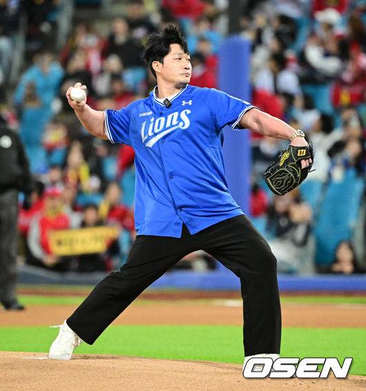 [OSEN=대구, 지형준 기자] 27일 대구삼성라이온즈파크에서 2026 신한 SOL KBO 플레이오프 2차전 삼성 라이온즈와 KIA 타이거즈의 경기가 열렸다.삼성은 아리엘 후라도, KIA는 애덤 올러가 선발로 나섰다.삼성 영구 결번 레전드 ‘끝판대장’ 오승환이 시구를 하고 있다. 2026.10.27 / jpnews@osen.co.kr