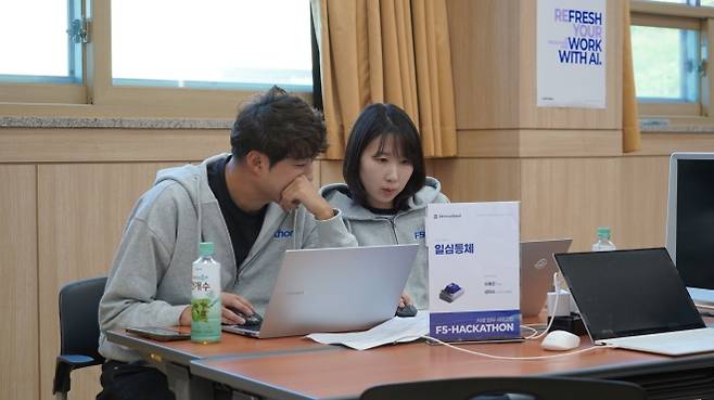 지난 21일 경기 안성 인재개발원에서 ‘AI로 SKB를 바꾸다’를 주제로 열린 SK브로드밴드의 사내 AI 경진대회 ‘F5 해커톤’ 본선 첫째 날 일심동체 팀이 AI 에이전트를 개발하고 있다. SK브로드밴드 제공