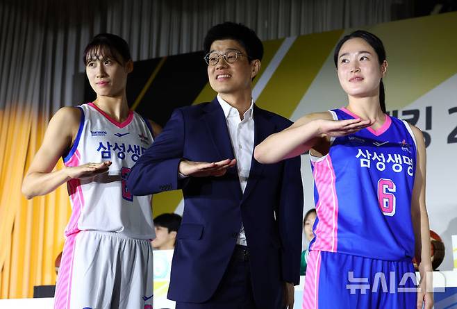 하상윤(가운데) 삼성생명 감독과 이해란(왼쪽부터), ㅣㅁ아름이 27일 호텔리베라 청담에서 열린 KB스타뱅킹 2026~2027 여자프로농구 개막 미디어데이에서 포즈를 취하고 있다. /사진=뉴시스