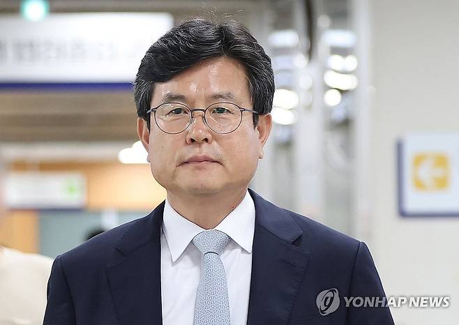 '허위 계엄 선포문 작성' 강의구 전 대통령실 부속실장, 1심 선고 출석 (서울=연합뉴스) 이지은 기자 = 비상계엄 이후 사후 문건을 작성한 혐의로 기소된 강의구 전 대통령실 부속실장이 28일 서울 서초구 서울중앙지법에서 열린 1심 선고에 출석하기 위해 법정으로 향하고 있다. 2026.5.28 jieunlee@yna.co.kr