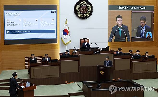 의원 질의에 답하는 오세훈 서울시장 (서울=연합뉴스) 이진욱 기자 = 오세훈 서울시장이 지난 8월 27일 서울 중구 서울시의회에서 열린 제339회 임시회 제2차 본회의에서 의원 질의에 답하고 있다. 2026.8.27 cityboy@yna.co.kr