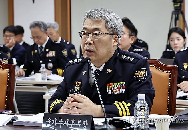 질의에 답하는 홍석기 국수본부장 [연합뉴스 자료사진]
