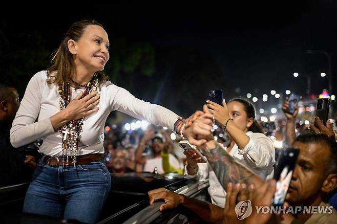 25일 귀국해 지지자들 환영인사 받는 마차도 [AFP=연합뉴스 자료사진. 재판매 및 DB 금지]