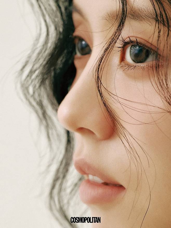 Actress Kim So-hyun revealed that she wonders why she is cast despite her long acting career. She debuted as a child actress in 2006.Recently, the fashion magazine *Cosmopolitan* released a pictorial and interview with Kim So-hyun for its November issue. Kim So-hyun is currently starring as Yoo Jin, a masters student, in the drama *Dr. Dating*, which premiered on the 5th.Regarding the reason for the continuous heartwarming stories about her among the actors and staff she works with, Kim So-hyun confessed, Actually, since we are in a profession where we are always chosen, I sometimes wonder why people cast me. She continued to explain her personality, saying, The first thought that came to mind was that I tend to be stable. Even when I am severely nervous or anxious, it doesnt show on the outside.She added, I think they appreciate that aspect of me because I maintain composure on the outside in any situation. Also, since I have some experience, the staff seem to feel a sense of stability from me. I think that might be the point that they personally like me.She also revealed the concerns she experienced while preparing for her new drama, *Dr. Dating*. Kim So-hyun stated that when she first read the script, she worried that the character she plays, Eugene, might be disliked by viewers. She recalled, My first thought upon receiving the script was, If Im not careful, she might come across as a little unlikable. So, I mentioned my concerns to Director Ahn Pan-seok.However, Director Ahn advised her to portray the character exactly as she is. Kim So-hyun shared the conversation she had with the director, saying, He actually advised me to be myself. He told me that the moment I tried to sugarcoat it, Eugenes individuality would disappear.Kim So-hyun focused on fully expressing the characters emotions rather than romanticizing her. She said, Actually, even I have aspects I dislike. They are my own complexes that I dont show to anyone. Everyone is bound to have such sides, and I believe it is only natural for Eugene to be like that as well. She continued, I thought that instead of judging Yujin by applying my own standards, I should accept and portray her as she is. Thanks to that, I think I was able to make her a much more multi-dimensional character.Kim So-hyuns pictorial and interview can be found in the November issue of Cosmopolitan and on the official website.