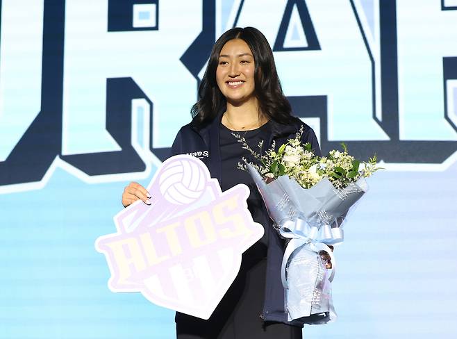 28일 서울 강서구 메이필드호텔에서 열린 2026~2027 KOVO 여자 신인선수 드래프트에서 화성 IBK기업은행에 1라운드 1순위로 지명된 오드리 박(한국명 박혜린)이 기념촬영을 하고 있다. <연합뉴스>