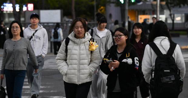 27일 오후 전국 대부분 지역에 한파주의보가 발효된 가운데 충장로에서 시민들이 발걸음을 재촉하고 있다.  /최현배 기자choi@kwangju.co.kr