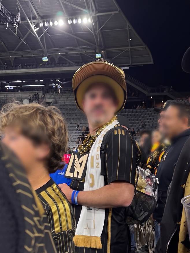 손흥민에게 인종차별적 발언을 했다는 주장이 나온 LAFC 팬의 실루엣. 사진=SNS 캡처.