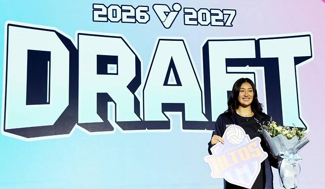 28일 오전 서울 강서구 메이필드 호텔에서 열린 2026~2027 KOVO 여자부 신인선수 드래프트에서 1라운드 1순위로 지명된 UCLA 오드리 박(한국명 박혜린)이 IBK 기업은행 알토스의 유니폼을 입고 기념촬영을 하고 있다.   연맹은 지난해 12월 제3차 이사회를 통해 외국국적동포 선수의 신인선수 드래프트 참가를 허용하기로 결정했다. 2026.10.28. 서울=뉴시스