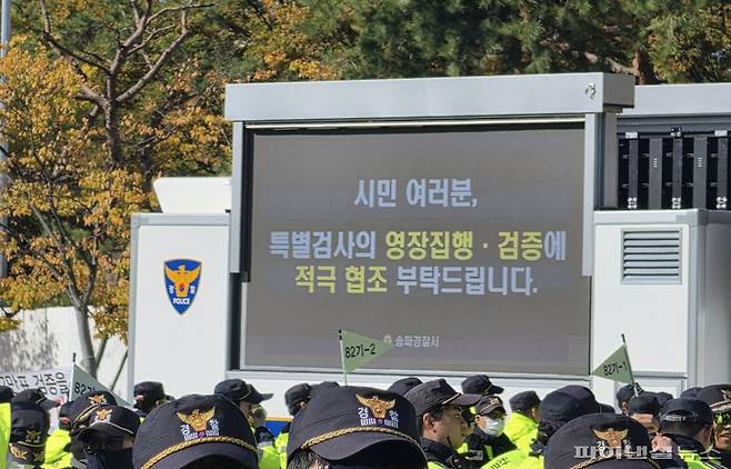 이태한 선거관리위원회 특별검사팀의 6·3 지방선거 투표지 공개 검증이 진행된 28일 오후 서울 송파구 올림픽공원 핸드볼경기장 2-3 출입문 앞에 경찰 트럭이 서 있다. 사진=박성현 기자
