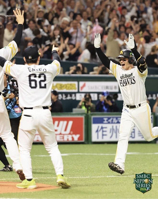 소프트뱅크 호크스의 마사키 도모야(오른쪽)가 27일 일본 후쿠오카 미즈호 페이페이돔에서 열린 2026 일본시리즈 요코하마 디엔에이(DeNA) 베이스타스와 3차전에서 10회말 끝내기 솔로 홈런을 터뜨린 뒤 베이스를 돌고 있다. 소프트뱅크 호크스 공식 SNS 갈무리