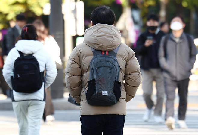전국 대부분 지역에 한파특보가 내려진 28일 서울 종로구 세종대로 사거리에서 시민들이 두꺼운 외투를 입고 발걸음을 옮기고 있다. 뉴스1