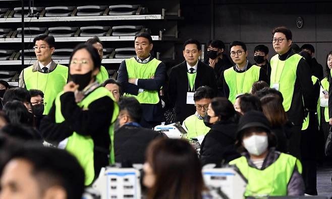 장동혁 국민의힘 대표를 비롯한 조끼를 입은 검증인단이 28일 서울 송파구 올림픽공원 핸드볼경기장 앞에서 열린 선관위 특검 올림픽공원 현장 검증을 위해 참석해 있다. 뉴시스