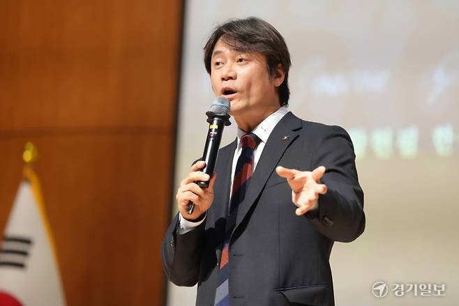 28일 경기도교육청 남부청사 5층 대강당에서 강의 중인 황현필 역사바로잡기연구소장. 홍기웅기자
